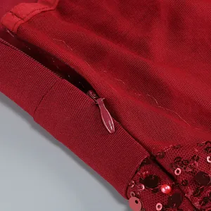 Vista detallada de la cremallera oculta y la textura de malla fina de un vestido rojo largo