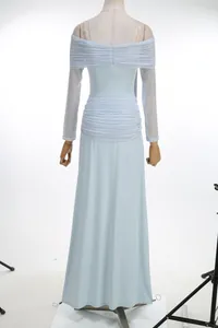 Vista trasera detallada de un elegante vestido largo azul claro con hombros descubiertos fiesta.