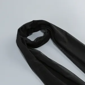 Primer plano del elegante lazo de malla negra semitransparente para vestidos de noche