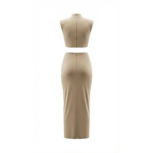 Vista trasera detallada de conjunto beige con top corto de cuello alto y falda larga.