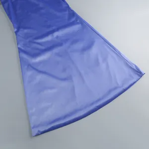 Detalle del dobladillo de un vestido largo de satén azul púrpura con textura elegante