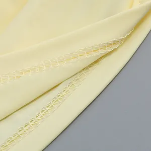 Detalle de primer plano de la costura overlock en un vestido de verano amarillo