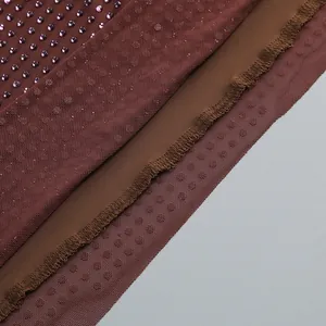 Detalle de cerca de la tela de malla con diamantes y costuras en un vestido sexy.