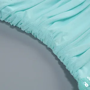 Detalle de primer plano de tela de malla azul claro con lentejuelas en un vestido