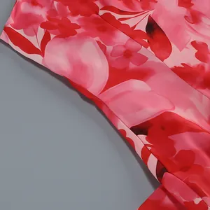 Primer plano detallado del vibrante estampado floral rosa de un vestido de verano bohemio