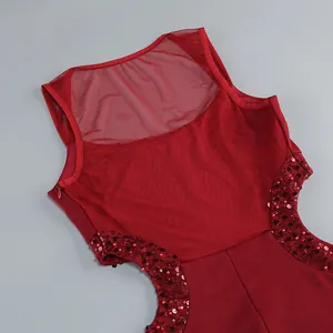 Detalle de un vestido de noche granate con paneles de malla y lentejuelas rojas