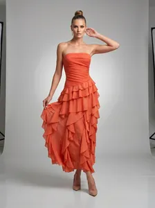 Elegante vestido largo de gasa naranja sin tirantes con volantes para fiestas y vacaciones.