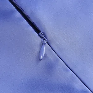 Primer plano de la cremallera invisible en un vestido largo de verano azul claro
