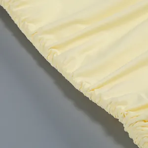 Detalle de primer plano del fruncido elástico en un vestido de verano amarillo pálido