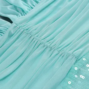 Primer plano de tela de malla turquesa con cintura plisada y lentejuelas brillantes