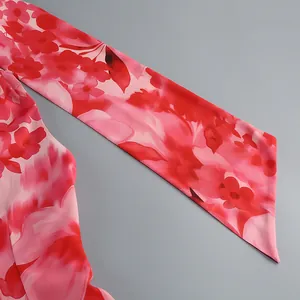 Primer plano del detalle del lazo con estampado floral rosa en un vestido maxi bohemio
