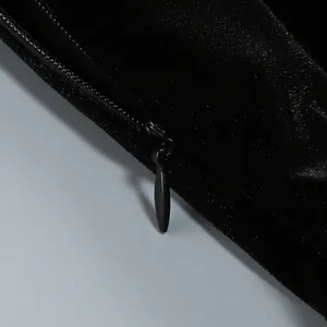 Detalle de cremallera invisible en un elegante vestido de fiesta de terciopelo negro