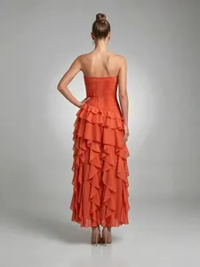 Vestido largo palabra de honor en gasa naranja con volantes para las vacaciones y fiestas.
