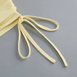 Primer plano del cordón ajustable en un vestido amarillo ajustado tipo halter