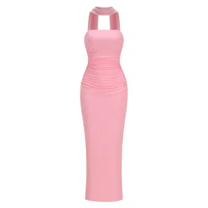 Elegante vestido largo rosa ajustado con cintura fruncida y bufanda decorativa.
