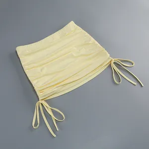 Primer plano de minifalda fruncida amarillo pálido con cordones