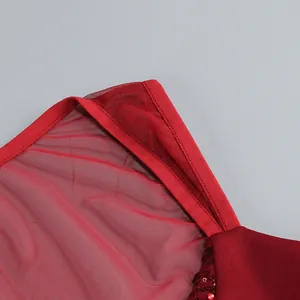 Primer plano detallado del cuello de malla burdeos y lentejuelas del vestido