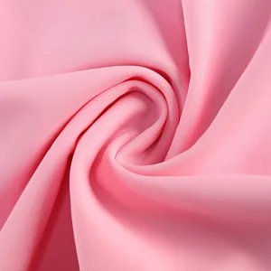 Detalle macro de la textura de tela elástica rosa suave para vestidos de noche elegantes