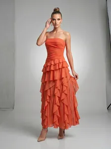 Elegante vestido largo de gasa naranja sin tirantes con volantes para vacaciones y fiestas