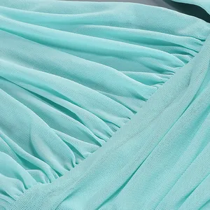 Detalle de la tela de malla plisada verde menta de un vestido de verano sexy con cuello halter.