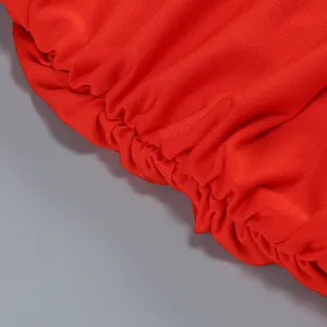 Detalle de vestido de verano rojo con dobladillo elástico y textura de tela de calidad.