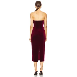 Elegante vestido de noche midi de terciopelo burdeos sin tirantes con abertura