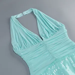 Detalle de un vestido largo halter azul menta con corpiño plisado y lentejuelas brillantes