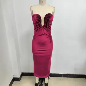 Elegante vestido de noche midi de terciopelo burdeos sin tirantes con escote plisado
