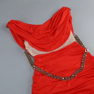 Primer plano de vestido ajustado rojo con detalles de cadena dorada y malla