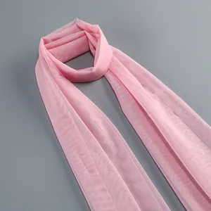 Primer plano de cinta de malla rosa con textura de tela de tul suave para vestido de gala