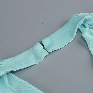 Primer plano detallado de la tela de malla azul claro y el cierre metálico de un vestido largo.