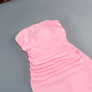 Detalle de un vestido largo rosa sin tirantes con elegantes pliegues fruncidos