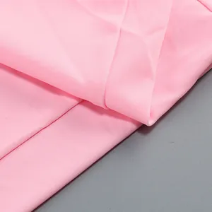 Vista macro detallada de tela de vestido rosa con textura suave y detalles de costura de calidad