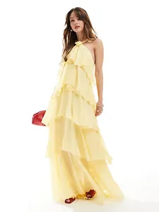Vestido largo amarillo elegante con volantes escalonados y cuello halter sin espalda