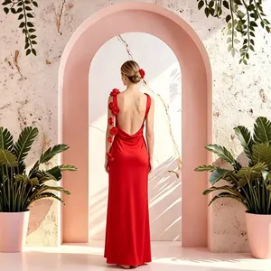 Elegante vestido largo rojo con espalda descubierta y sofisticadas flores 3D de mujer