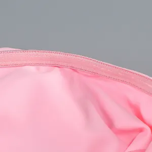 Primer plano de vestido palabra de honor rosa con tira de silicona antideslizante interna.