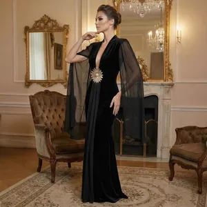 Elegante vestido de noche de terciopelo negro con escote en V profundo y mangas de tul