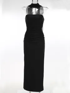 Elegante vestido largo negro palabra de honor con diseño ajustado fruncido y detalle de encaje.