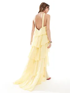 Vista posterior detallada de un vestido largo amarillo con capas y espalda abierta