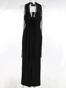 Vista trasera de un elegante vestido largo negro palabra de honor con cintas de encaje
