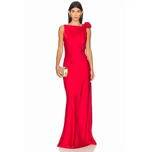 Elegante vestido largo rojo con una flor 3D en el hombro y un acabado satinado suave