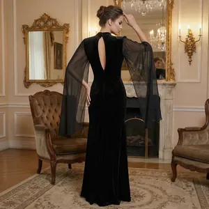 Elegante vestido largo de terciopelo negro con mangas de tul y espalda descubierta