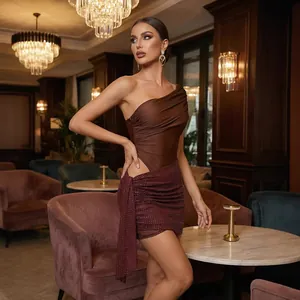 Vestido corto sexy de un hombro con aberturas y pedrería, perfecto para fiestas de noche