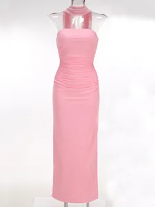 Elegante vestido largo palabra de honor rosa fruncido con pañuelo de cuello a juego