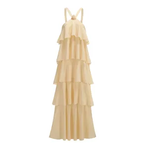 Elegante vestido largo con volantes y cuello halter en color crema para verano