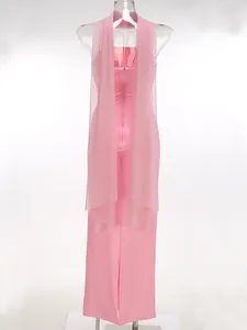Detalle del vestido de fiesta rosa palabra de honor con cintas de malla transparente