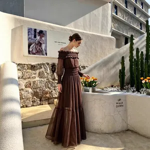 Elegante vestido largo marrón oscuro con hombros descubiertos, manga larga y detalles fruncidos