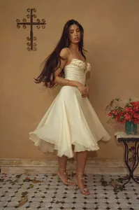 Elegante vestido midi crema de estilo francés con aplicaciones florali y una falda acampanada