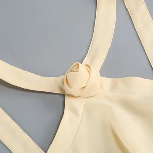 Primer plano detallado de la decoración de rosa de tela en un elegante vestido amarillo