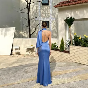 Elegante vestido de noche azul claro con espalda descubierta y banda de flecos largos